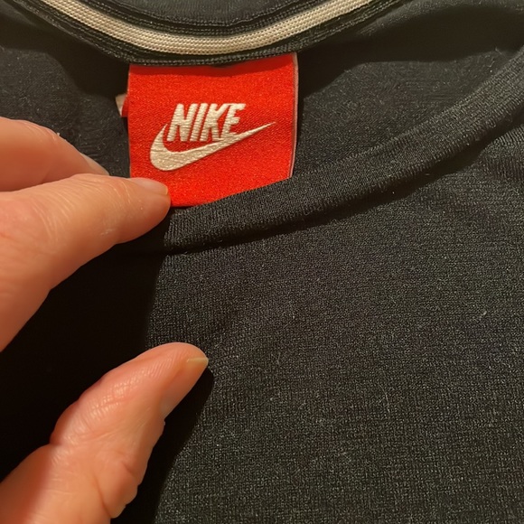 Nike workout tops xs worn 2 times profile pic is not exact top - Picture 4 of 5